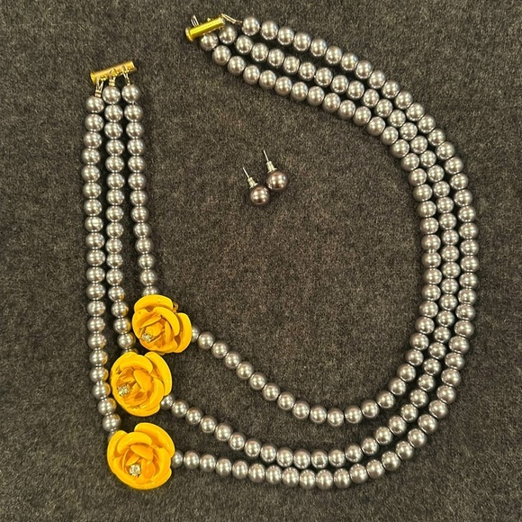 Pearl Necklace & Earrings - Picture 3 of 3
